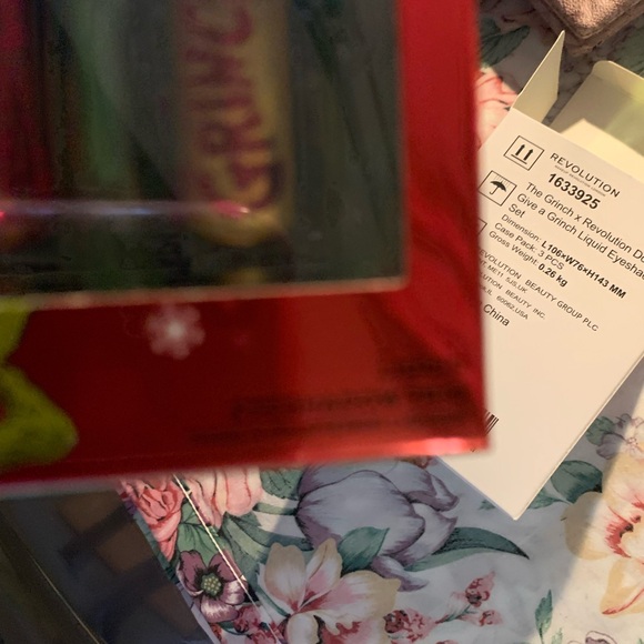 Revolution x The Grinch Liquid Eyeshadow Trio - Picture 5 of 5